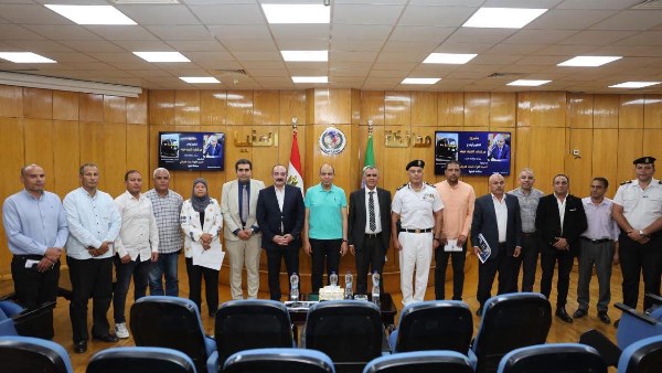 محافظ المنيا يستعرض مقترحا لتنظيم مركبات التوك توك