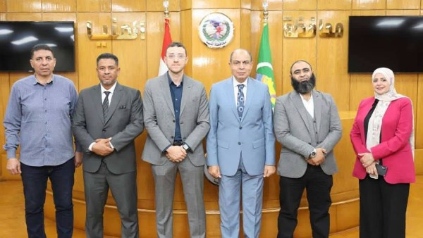 محافظ المنيا خلال اللقاء 