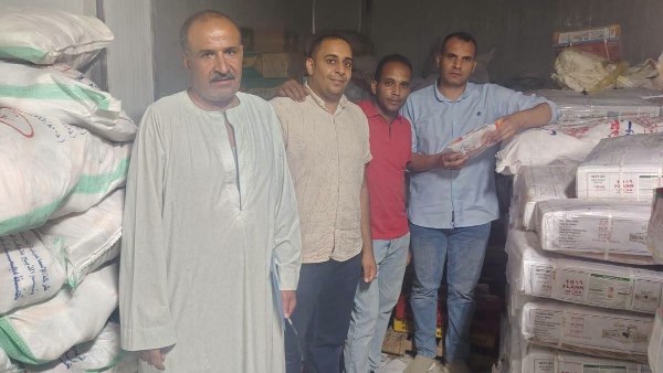 ضبط 5 أطنان و300 كيلو أغذية فاسدة داخل مخزن بديروط في أسيوط