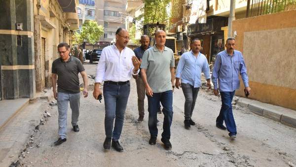 محافظ أسيوط يتفقد أعمال رصف شوارع بحي شرق