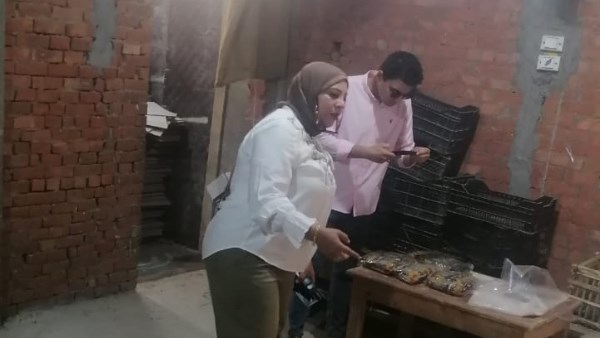 غلق وتشميع مصنع تعبئة مواد غذائية غير مرخص لمخالفته الاشتراطات واستخدام مواد محظورة بالقوصية
