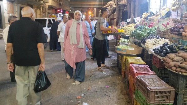 نائب رئيس حي شرق أسيوط تتابع إزالة التعديات والإشغالات بشارع رياض 