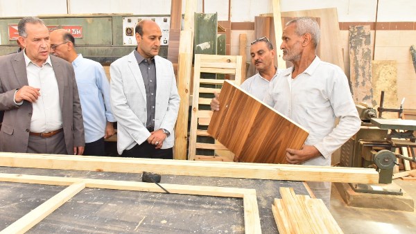 محافظ أسيوط يتفقد ورش الأخشاب ومركز "إبداع" للحرف اليدوية بمدرسة أسيوط الثانوية الزخرفية