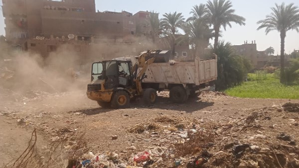 حملات مكثفة لرفع القمامة والتراكمات بقرى دوينة والزرابي ودكران والنخيلة وباقور بأبوتيج