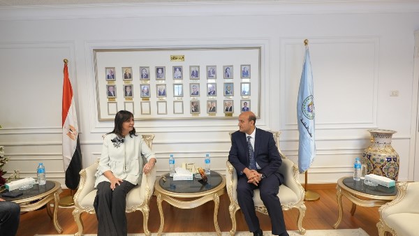 محافظ أسيوط يستقبل السفيرة نبيلة مكرم ويبحثان تعزيز التعاون مع التحالف الوطني لخدمة الأولى بالرعاية
