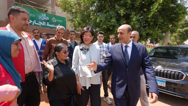 محافظ أسيوط والسفيرة نبيلة مكرم يتفقدان قافلة "إيد واحدة" بمسرع لتقديم حزمة متكاملة من الخدمات للأسر الأولى بالرعاية