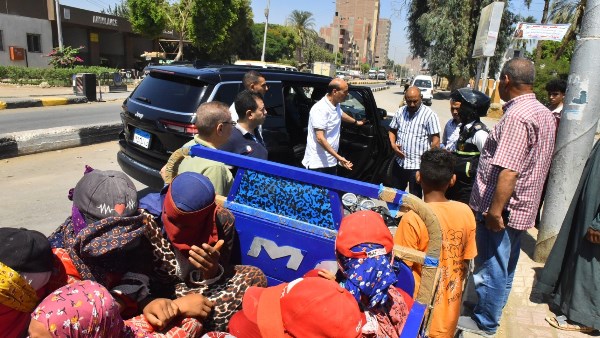 محافظ أسيوط يستوقف سيارة ربع نقل وتروسيكلًا محملين بالأطفال على كوبري المندرة بمنفلوط ويوفر أتوبيسًا لإعادتهم إلى منازلهم
