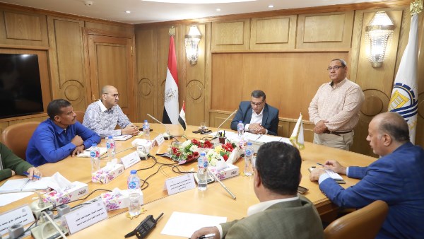 اجتماع محافظ قنا 