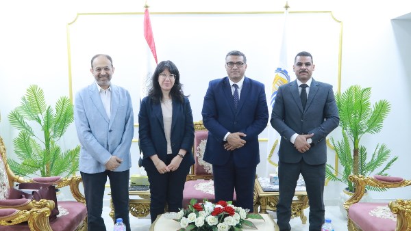 وفد اليونيدو مع محافظ قنا