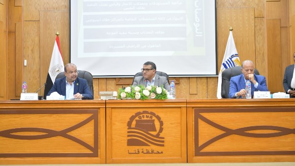 اجتماع محافظ قنا 