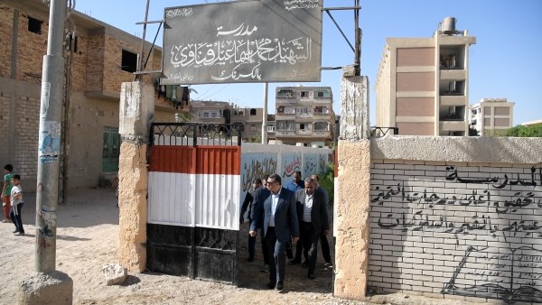 محافظ قنا يعفي مدير ويحيل آخر ووكيل للتحقيق لتردي الأوضاع بالمدارس