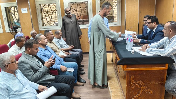 نائب محافظ الأقصر يناقش 40 طلبًا وشكوى خلال لقاء اليوم المفتوح بمركز المؤتمرات الدولي
