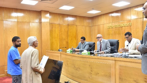 محافظ الأقصر يستمع لأكثر من 50 طلبًا وشكوى خلال لقاء اليوم المفتوح الأسبوعي مع المواطنين