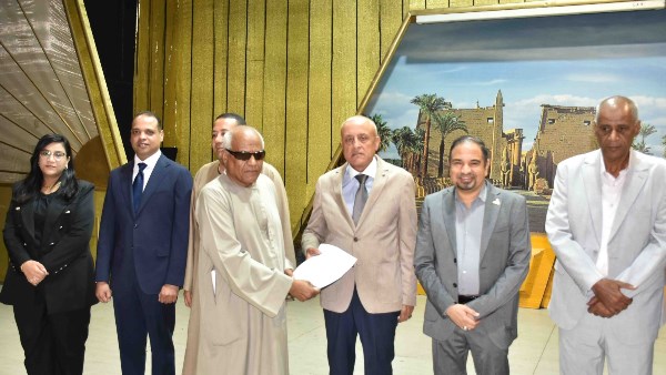 بعد أزمة استمرت 20 عامًا.. محافظ الأقصر يشهد احتفالية تسليم 573 قطعة أرض للمواطنين بقرنة مرعي