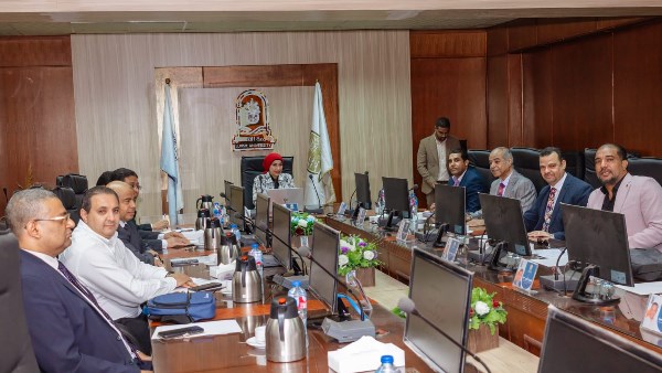 مجلس جامعة الأقصر يقر منحًا للطلاب الوافدين ويستعد لإطلاق قمة دولية للأمن السيبراني والذكاء الاصطناعي