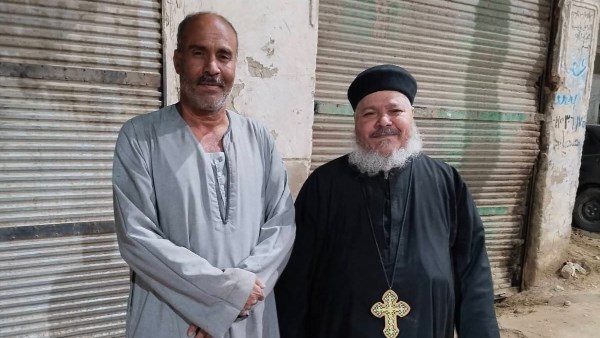 «اتفضل يا أبونا».. مسلم يحضر كرسيا لكاهن قبطي بعد تعطل التوك توك في إسنا جنوب الأقصر