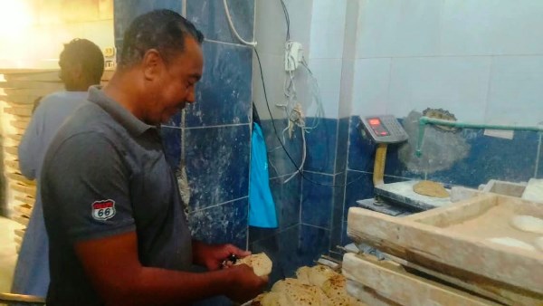 في أسوان.. حملة تموينية مفاجئة على مخابز نصر النوبة للتأكد من جودة ووزن رغيف الخبز في أسوان.. حملة تموينية مفاجئة على مخابز نصر النوبة للتأكد من جودة ووزن رغيف الخبز