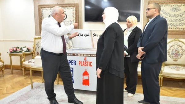 محافظ مطروح خلال الاستماع لبراءاة الاختراع 