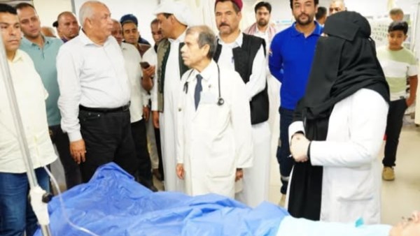 محافظ مطروح خللال متابعة الحالة الصحية للسكرتير العام