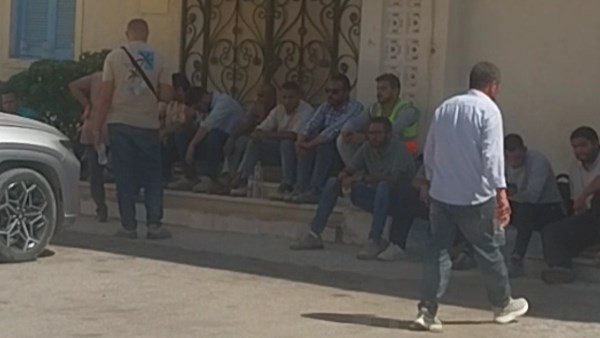 الاهالى ينتظرون خروج ذويهم