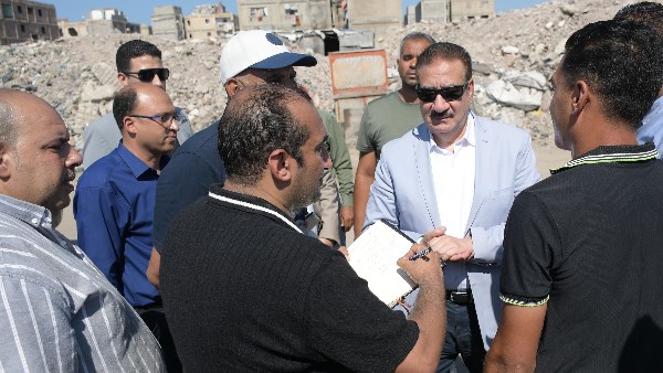 محافظ بورسعيد يسلم عددًا من المواطنين كوبونات مواد غذائية دعمًا لهم وتخفيفًا عن كاهلهم