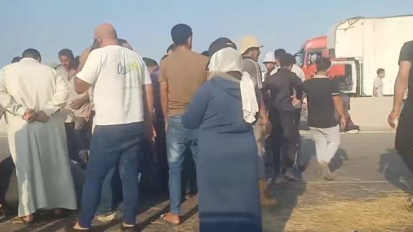 بينهم طفل.. إصابة 16 عاملا في انقلاب سيارة ربع نقل على محور 30 يونيو