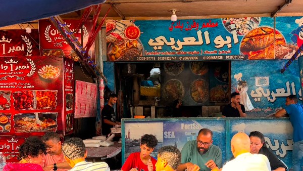 إقبال كبير من أبناء المحافظة وزوارها على شواطئ بورسعيد وبورفؤاد ومول الأوت ليت وسوق الأسماك