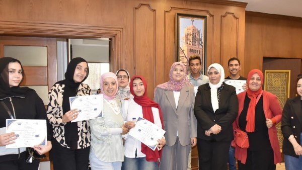 محافظ بورسعيد يسلم شهادات اجتياز المبادرة والمكافآت المالية للطلاب ويشيد بجهود القائمين عليها