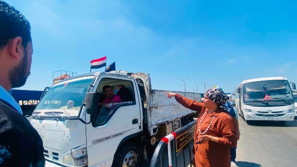 ضبط سيارة ط ب م ١٥٤٨ تفرغ مخلفاتها بالطريق العام بورسعيد.. ورئيس حي غرب تحرزها وتحرر محضر بيئة