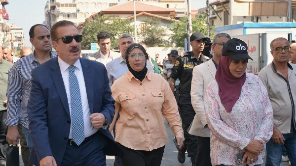محافظ بورسعيد يطالب أصحاب المحلات بالتعاون مع الشركة المنفذة وإزالة الإشغالات