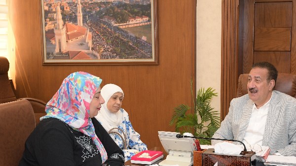 محافظ بورسعيد يسلم مساعدات مالية وغذائية وعينية للحالات المستحقة