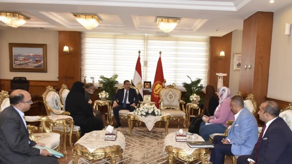 محافظ بورسعيد يلتقي أسرتين بمكتبه لبحث مطالبهم.. ويوجه بسرعة توفير فرص عمل ودراسة حالة صحية وتقديم الدعم اللازم