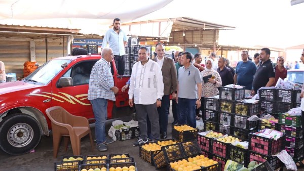 محافظ دمياط يتفقد سوق الجملة بشطا ويوجه بضبط الأسعار محافظ دمياط يتفقد سوق الجملة بشطا ويوجه بضبط الأسعار