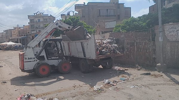 رفع تلال القمامة