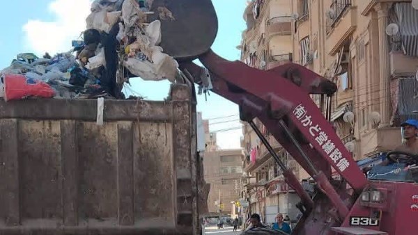 رفع تلال القمامة