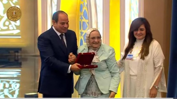 تكريم الرئيس السيسي للسيدة الدكتورة آمال إسماعيل 