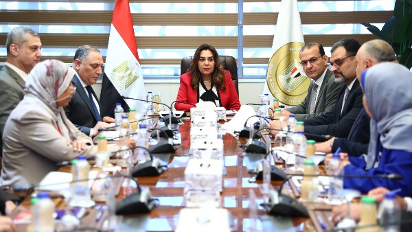 اجتماع وزيرة التنمية المحلية والبيئة 