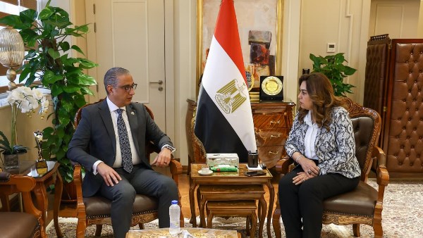  وزيرة التنمية المحلية والبيئة ومحافظ الجيزة 