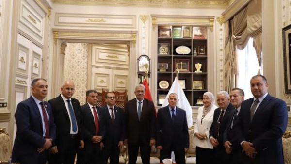 وفد جامعة الأزهر يُهنئ المستشار ربيع لبنة