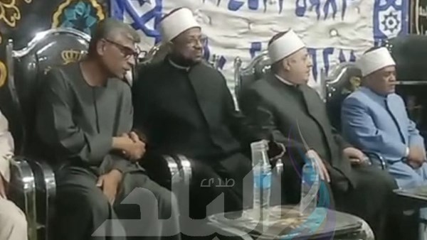 جانب من تقديم واجب العزاء 