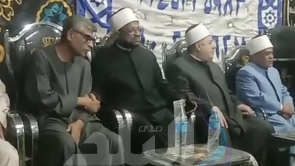 نجل شيخ الأزهر يقدم واجب العزاء