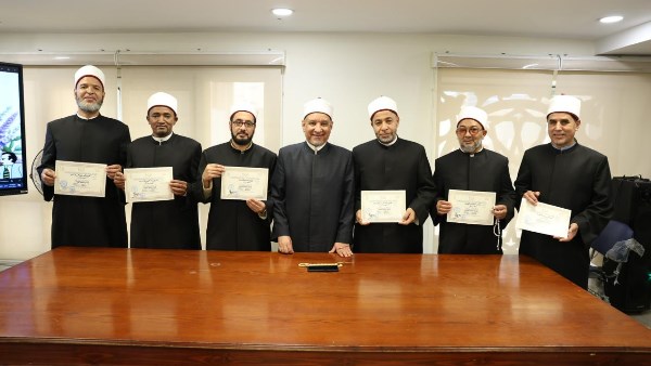 أكاديمية الأزهر لتدريب الأئمة تكرّم 52 إمامًا وداعية 