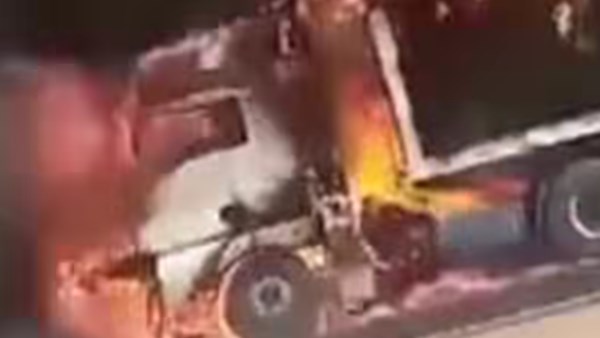 «أحمدك يا رب.. الله يعوضني».. حريق يلتهم سيارة نقل وصاحبها يصرخ في فيديو مؤثر «أحمدك يا رب.. الله يعوضني».. حريق يلتهم سيارة نقل وصاحبها يصرخ في فيديو مؤثر