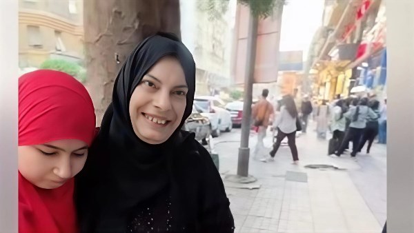 سيدة وابنتها