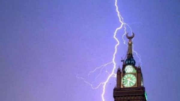 البرق يضرب برج مكة