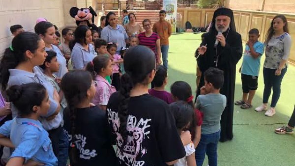 الأنبا باسيليوس فوزي وأبناء الكنيسة 