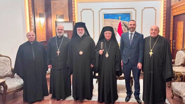 البطريرك يوسف العبسي يصل القاهرة 