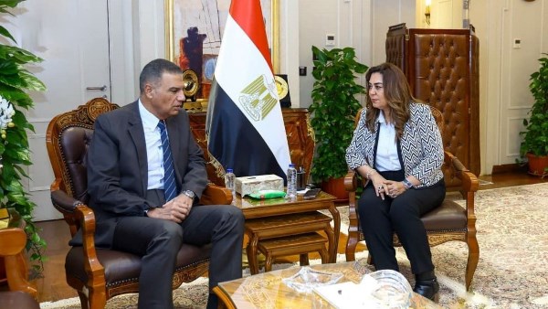 المحافظ خلال لقاء وزيرة التنمية المحلية والبيئة 