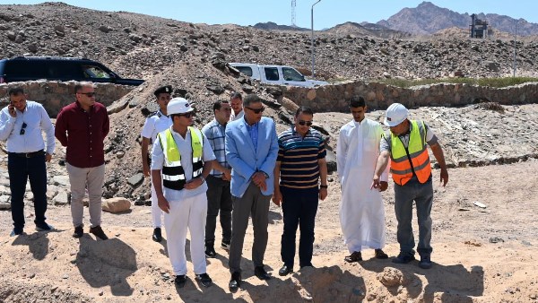 المحافظ خلال جولة التفقد 