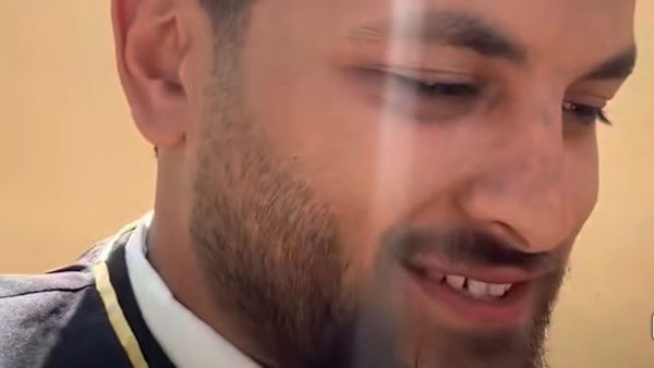 احتفال شاب بتخرجه امام قبر والدته